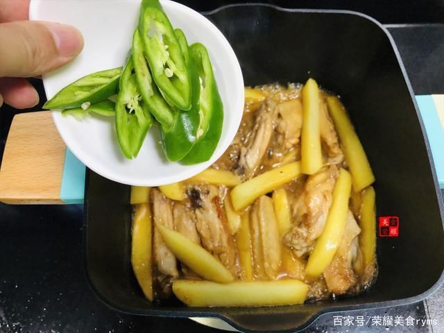 小孩|原来鸡翅可这样做,小孩吃起来更方便了,和土豆搭配做一道传统菜