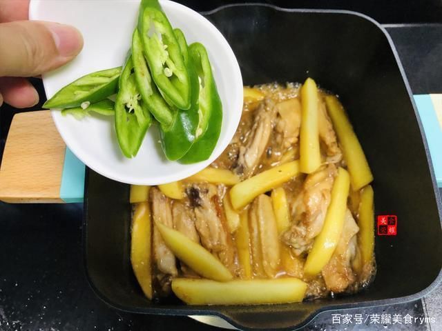  小孩|原来鸡翅可这样做，小孩吃起来更方便了，和土豆搭配做一道传统菜