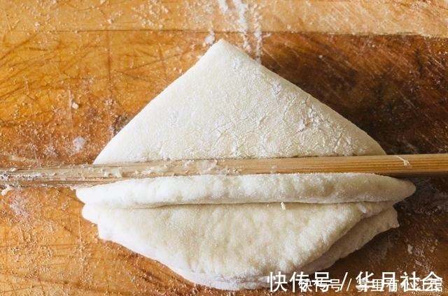 花卷这样做一点不费事,只需一根筷子轻松搞定好看形状,松软好吃
