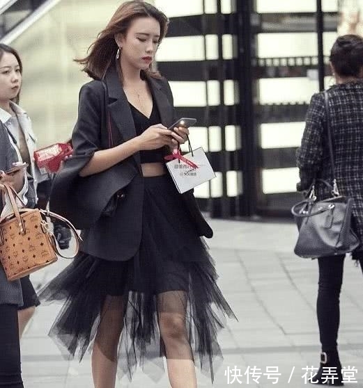 位女|街拍美女: 图三中的美女很有气质, 行走的时尚