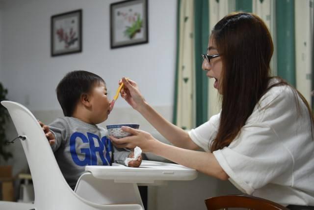 小胡|一岁宝宝中毒身亡,“夺命粥”事故频出,你还敢给孩子喝吗