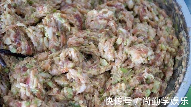 步骤|蒸白菜包子有诀窍，教你发面调馅对的做法，馅香皮软，一吃就上瘾