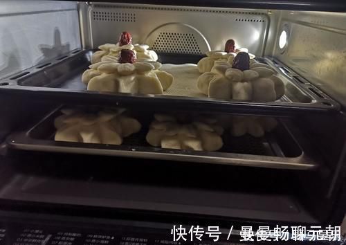 70岁的老妈蒸馒头有一手,这2步学会了光滑暄软特好吃,收藏试试