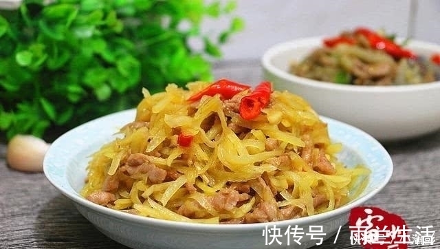 两个人的晚饭，3个菜，才花了15块钱，还有荤有素，真会过日子