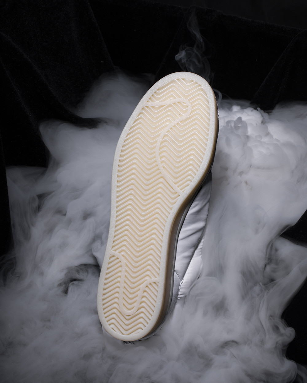 gin天太冷, 阿迪给鞋都穿上棉袄了! 小姐姐露腿穿真白啊!