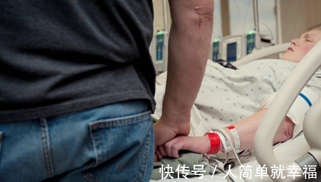 顺产|“霸气产妇”走红，生完孩子自己走回病房，网友感叹：命不好