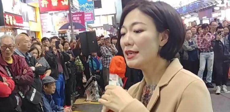 她在《星光大道》拿過冠軍，還登上央視春晚，現(xiàn)在卻街頭賣唱！