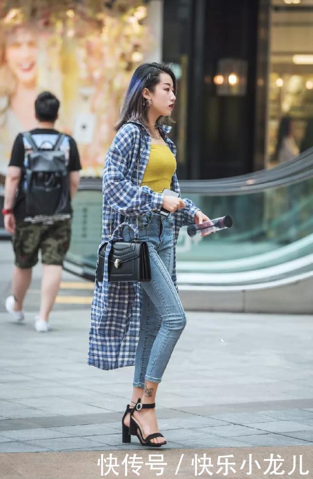 美女|街拍红色紧身裙美女搭配着一双米白色的尖头高跟鞋，清新淡雅又时尚