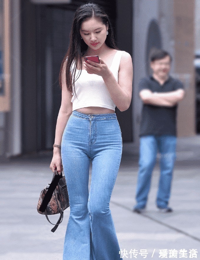 街拍|街拍牛仔裤好像有点大，但是适合微胖的小姐姐