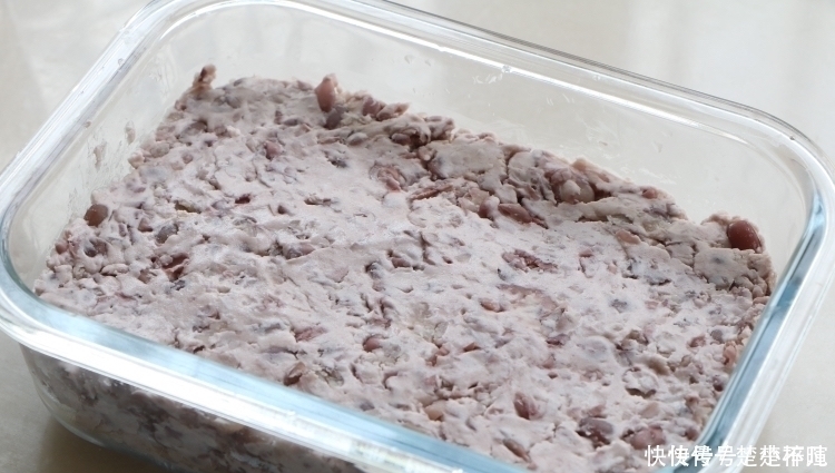 夏天红豆别煮粥了,加半碗糯米粉一蒸,清凉又解暑,比凉糕好多了