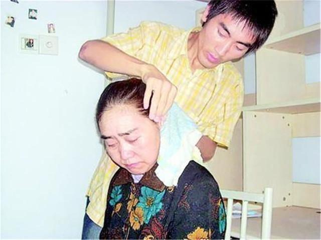 中国青年|12年前,那个“千里背疯娘”上大学的孩子,现状如何?