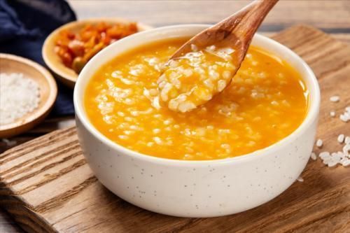 煮小米粥,不要直接加水煮,要想米粥香浓米油厚,就得牢记2窍门