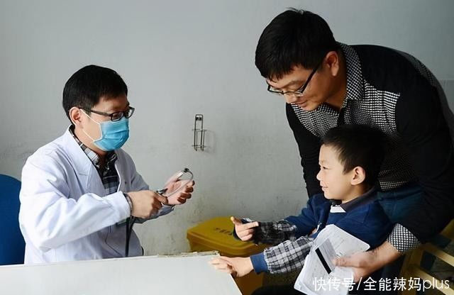 投诉|儿子半夜发烧,医院排800多号宝妈愤怒投诉,医生:无理取闹