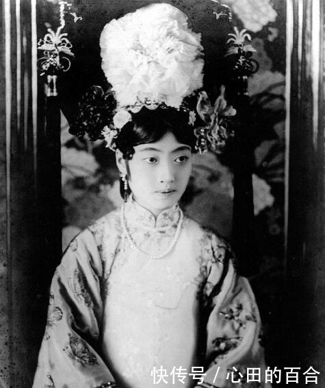 皇后|清末皇后到底美不美?穿着朝服的婉容,抽鸦片后的她判若两人!