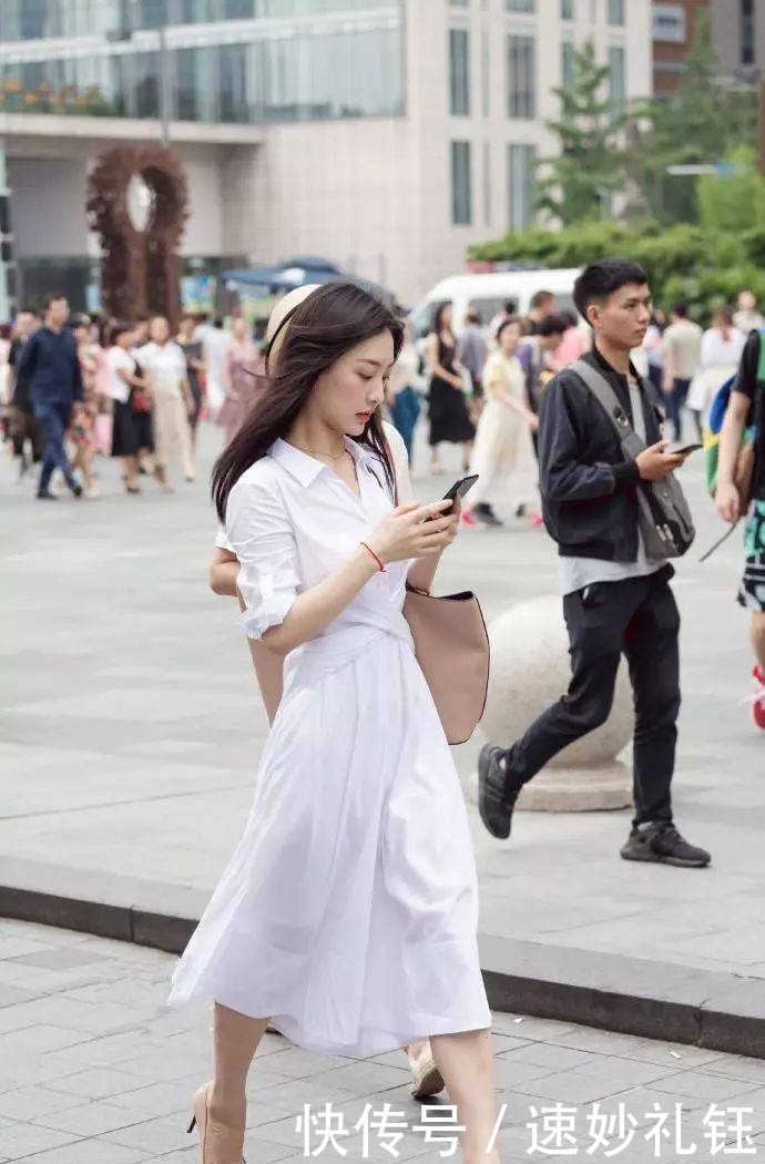 淡雅|美女穿上一双尖头高跟鞋,清新淡雅的搭配,显得沉稳又充满着魅力