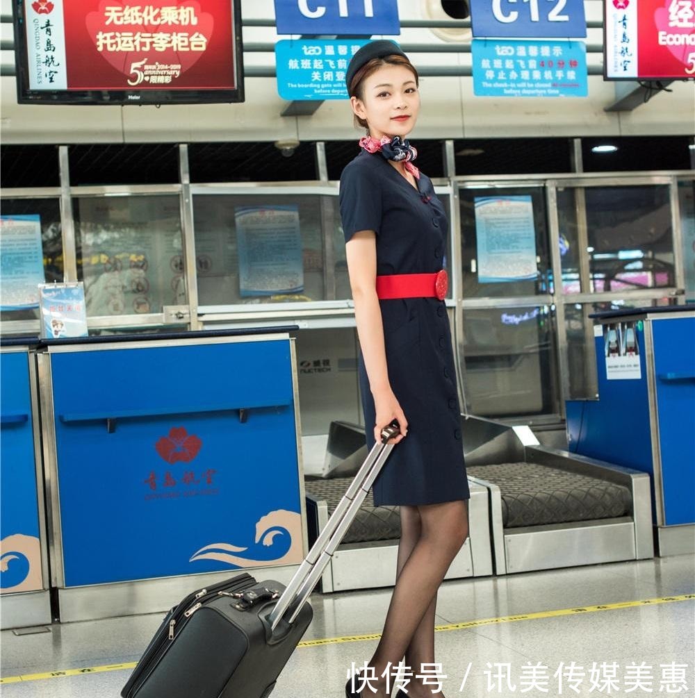 高跟鞋|藏青色的连衣裙,搭配黑色矮跟高跟鞋舒适有型,走起路来轻便优雅