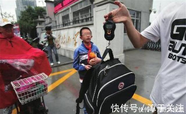 题海战术|“儿子的书包我拎不动”初一孩子书包重达20斤,网友的评论很中肯