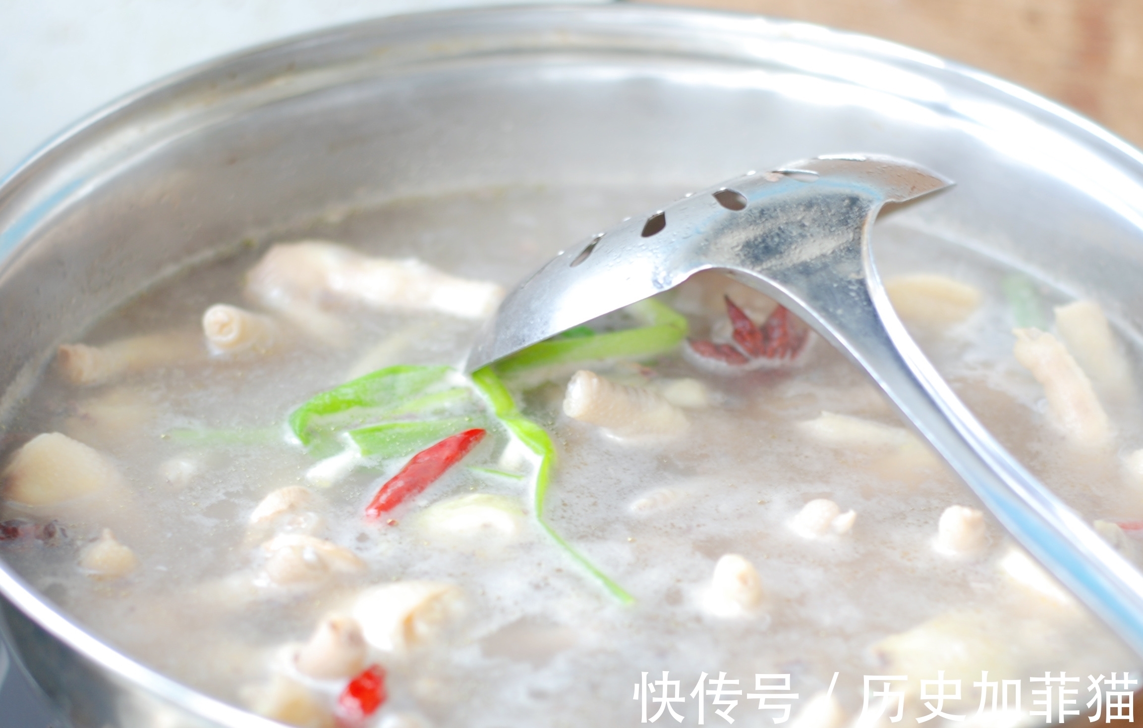 泡椒水|追剧必备零食，2斤鸡爪和1包野山椒在家就能做，酸辣开胃停不了手