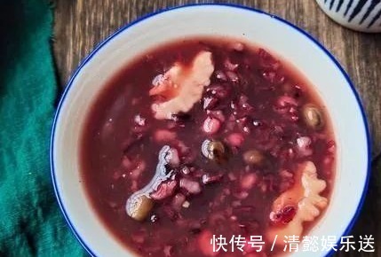 坚持喝了3个月这粥,白发少了,气色好了,闺蜜效仿也做给妈妈喝