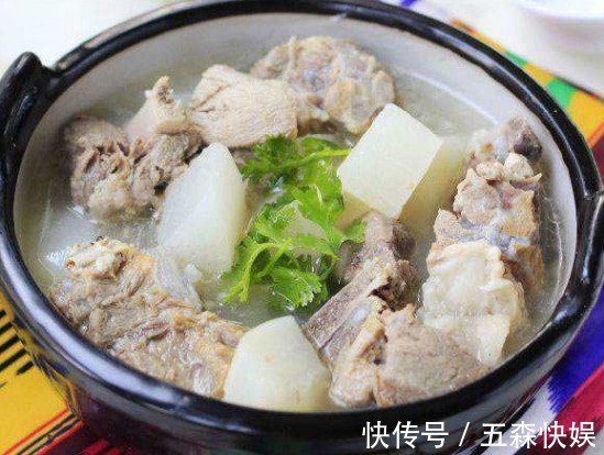 膻味|冬天要常吃羊肉，炖羊肉时，别放太多料，3样就够了，汤鲜无膻味