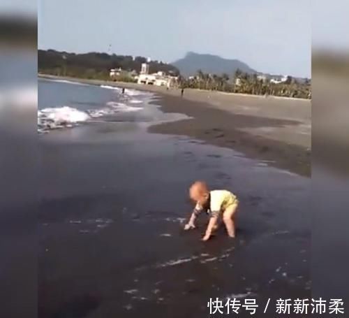宝妈|“尿不湿”届大佬在海边玩耍火了,网友:这一坐是要吸干整个大海