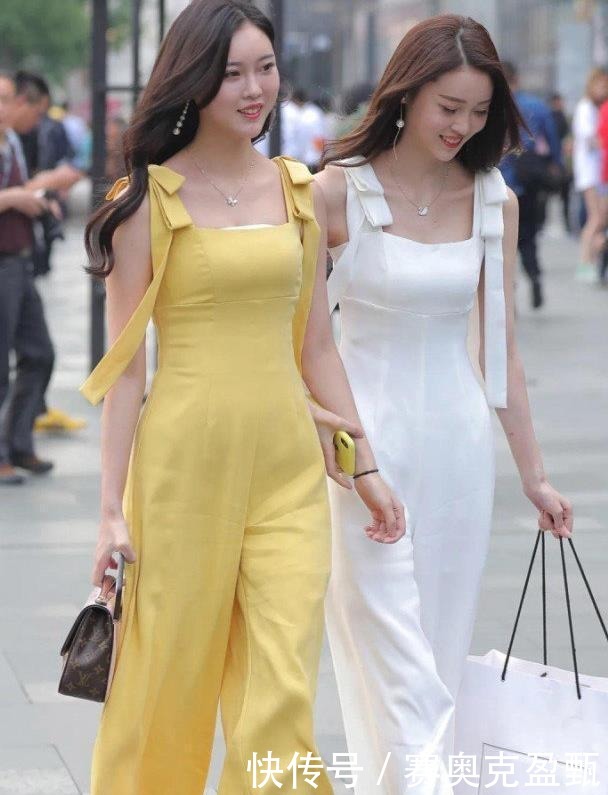 美极了|双胞胎美女,婀娜多姿,身穿紧身裙,美极了