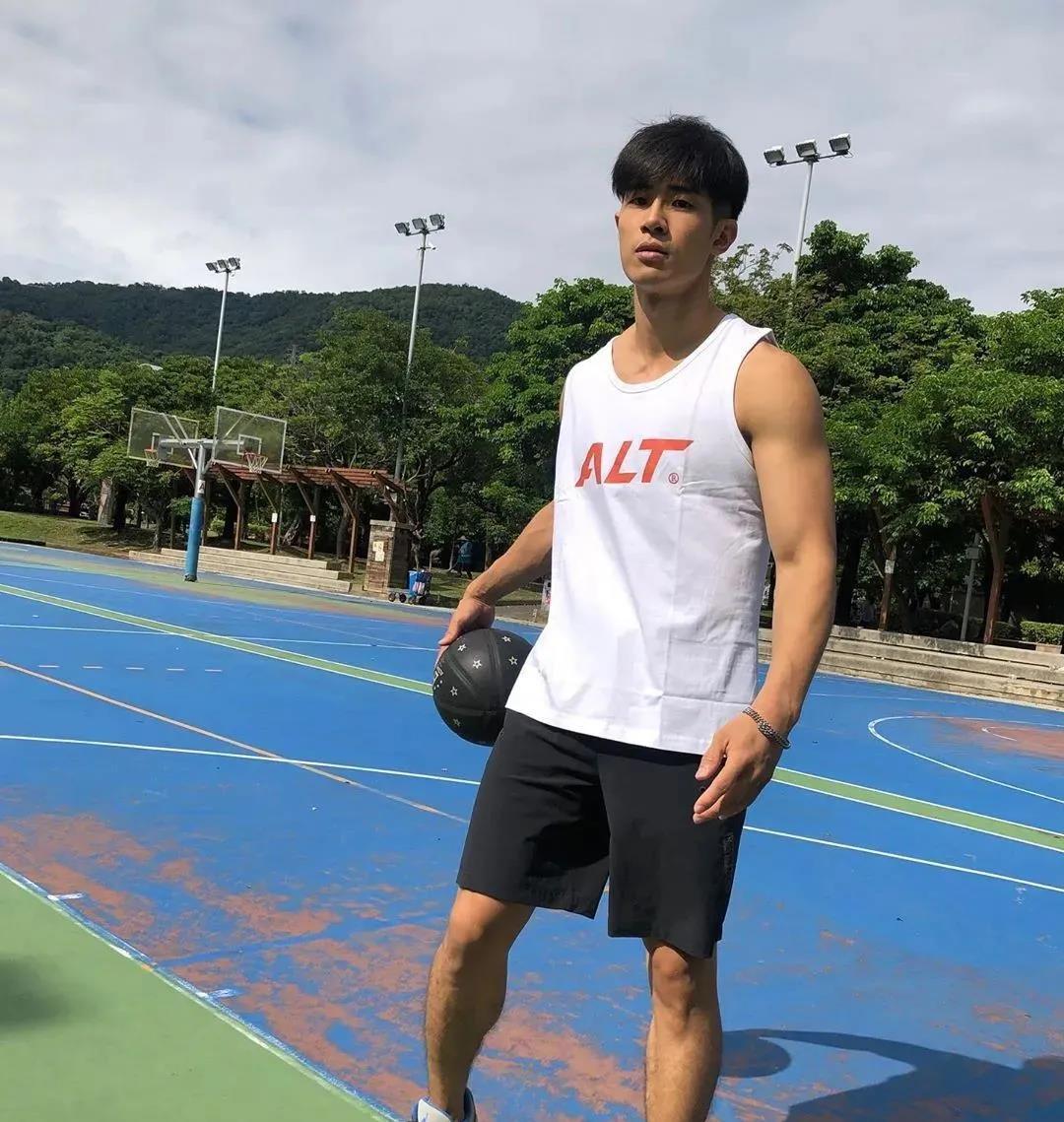 台湾|29岁台湾模特, 身高85公斤, 腹肌嘎嘣脆, 这身材谁能顶得住