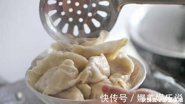放在冰箱|生饺子切记不要直接放冰箱！大厨教你一个“妙招”，不开裂不粘连