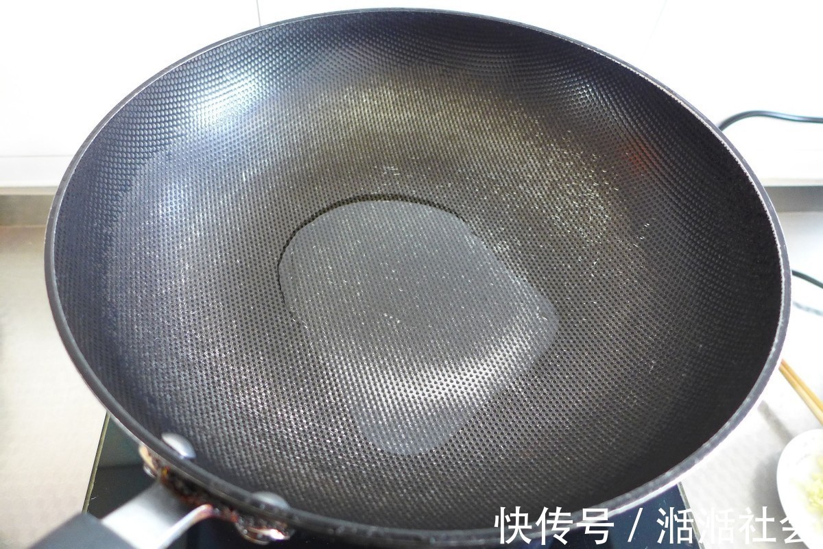 菜梗子|蒜蓉菜心这样做才好吃，颜色翠绿不发黄，看着就不错