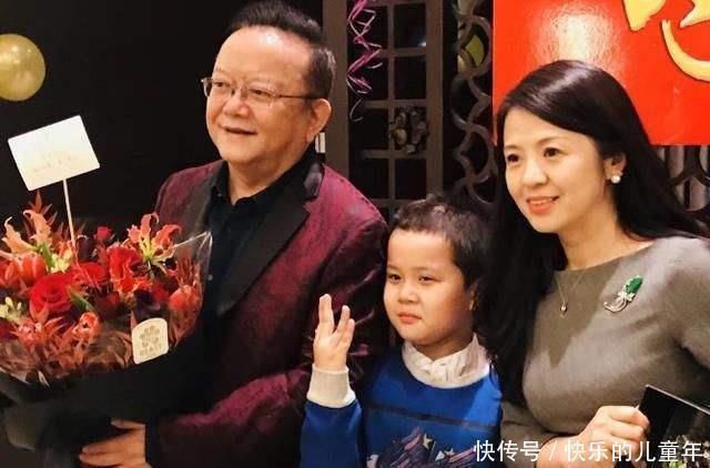 认成|儿子和妈被医生认成祖孙俩，娃长大后才明白老来得子有钱也不行