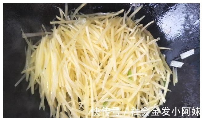 一个勺子|炒土豆丝时，放醋方法有讲究，教你1招，土豆丝酸香不呛口