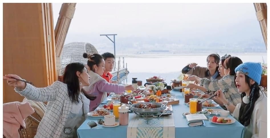 刘涛当团长有多差劲?吃饭时生硬cue流程,六位嘉宾没人接话茬