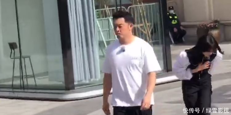 《跑男9》济南路透,跑男团路过人群时,仅一位嘉宾鞠躬太圈粉