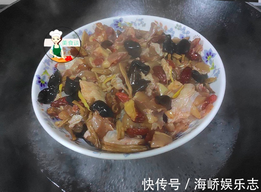 蒸鸡肉|木耳跟此菜是绝配,蒸一蒸就好,营养好吃不上火,常吃提高免疫力
