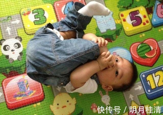 膝盖骨|4个月宝宝发现自己有jio,抱着玩很可爱,宝妈:可穿袜子费劲啊