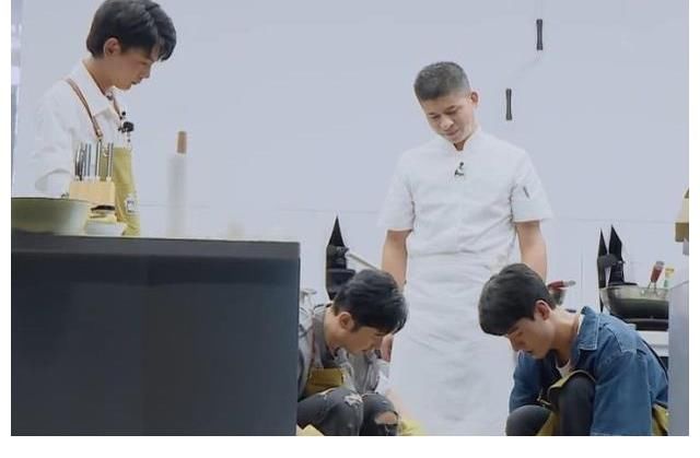 姚安娜|龚俊被小龙虾扎伤手,疼到脖子青筋凸起,眼眶泪水一直在打转