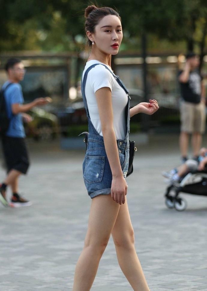 街拍:娇小玲珑的美女,搭配白色热裤,身材精致又有气质