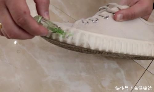 风油精的这4大用途,看完才知道这么实用,赶紧给家里囤几瓶