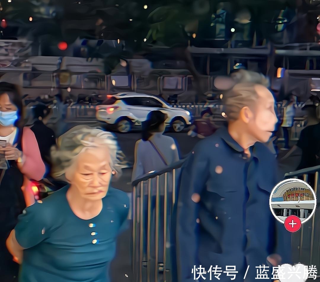 跳台|全红婵的爷爷奶奶逛商场!老两口东张西望挺好奇,衣着光鲜变化大!