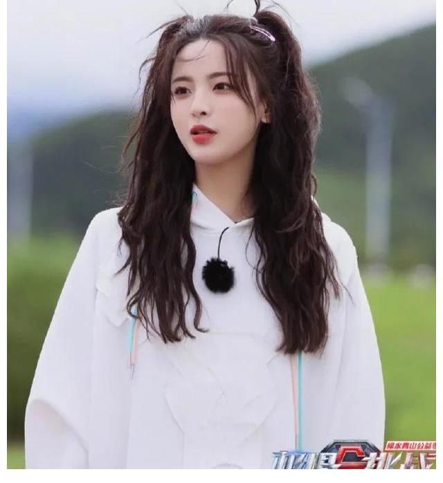 杨超越|极限挑战宝藏行真团宠:杨超越出场方式成焦点,虞书欣全程被忽视