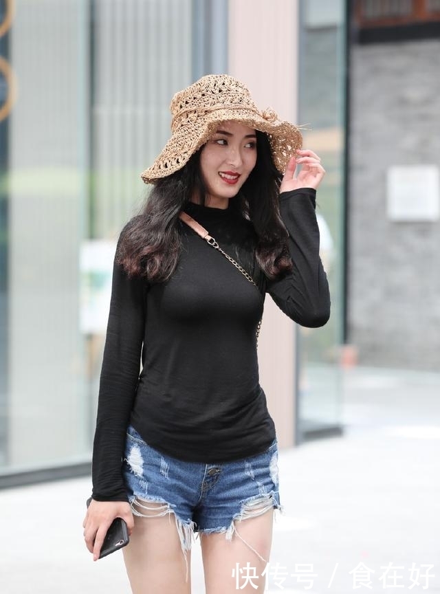 街拍:图六美女这身太时尚了,性感的身材被完美地凸显了出来