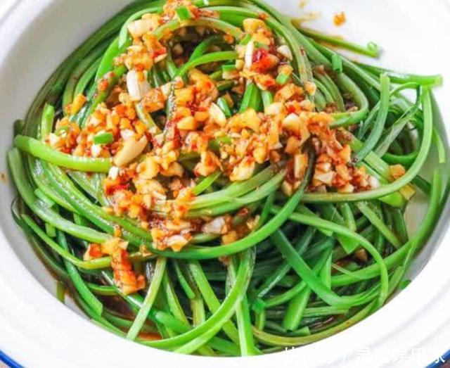 撕成条就上桌,口感清新爽口,过年宴客准备这凉拌菜,比拍黄瓜好