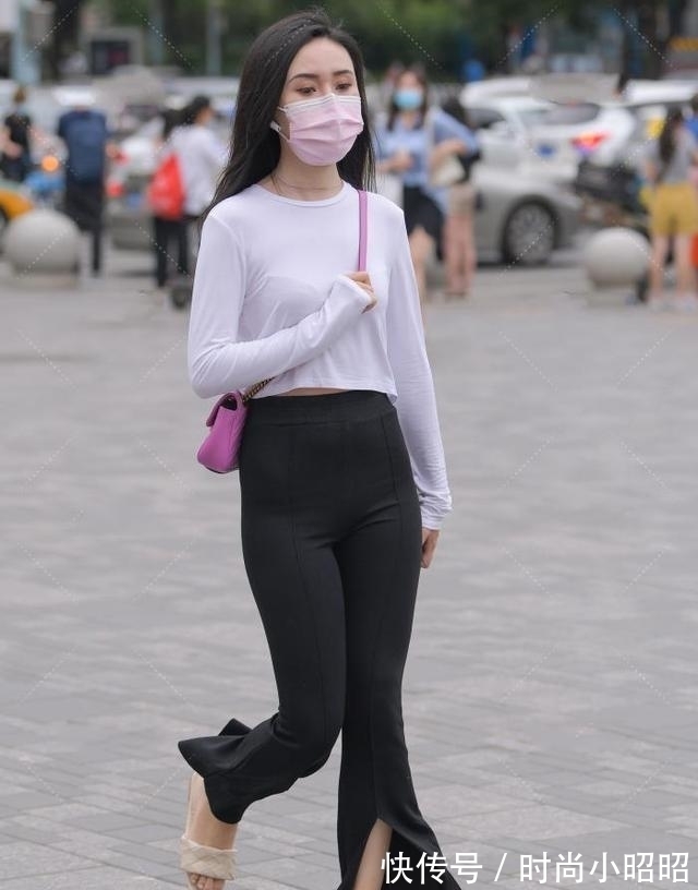 黑裤子 白上衣配黑裤子，时尚漂亮，简单的设计也有不同的美