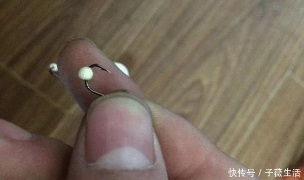 灰面|钓鱼必杀技:盘点民间这些用饵“野路子”,大鲫连竿的秘密绝招!