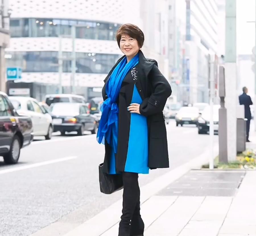 女人过了60岁，别总穿一身黑！瞧日本主妇这样搭，时髦又优雅