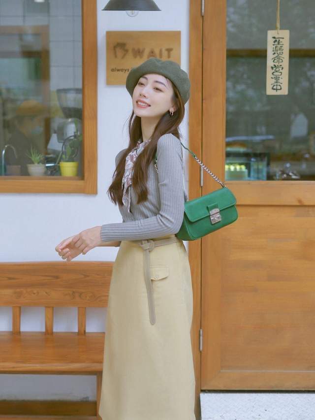 半身裙|女生博主秋冬穿搭指南,针织开衫搭配百褶半身裙,高贵优雅又温柔