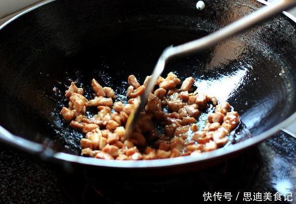 放盐|炒猪肉时,先放盐还是先放酱油我一直弄错,难怪肉很柴