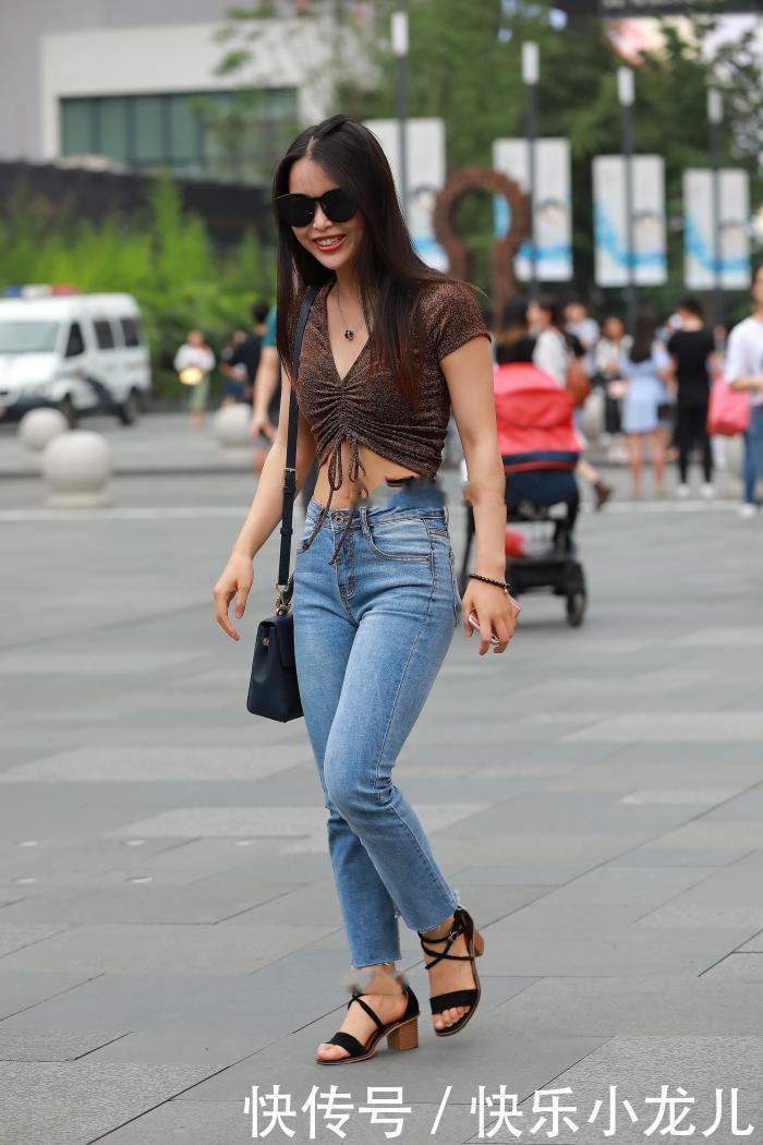 黑色|深V抽绳上衣配牛仔裤,低调又不失奢华,显得非常的成熟有气质