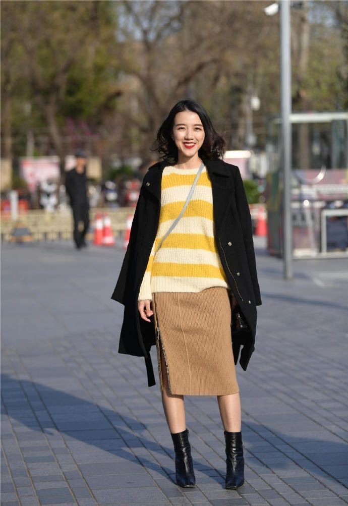 风衣|街拍：美女黑色风衣披在肩上，非常个性，而且笑起来很迷人！