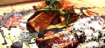 这家|这家餐厅没有一个碗盘,食物直接放桌子上,游客却吃得津津有味